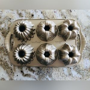 Nordic Ware Deco Bundtlette Pan (Brand New)